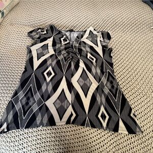 5 for 25$ Susan Lawrence Black & White Geometric Short Sleeve Top